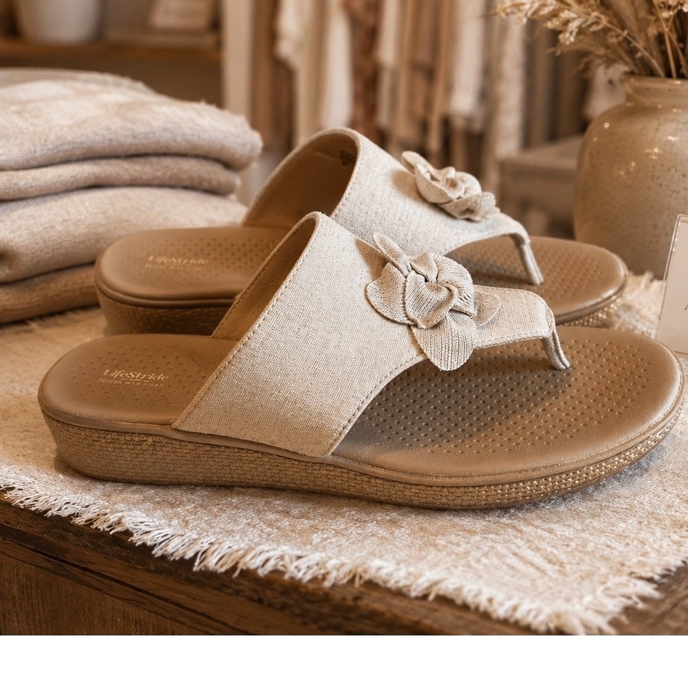 LifeStride Bloom Womens Beige Fabric Flower Wedge Thong Sandals Size 10M